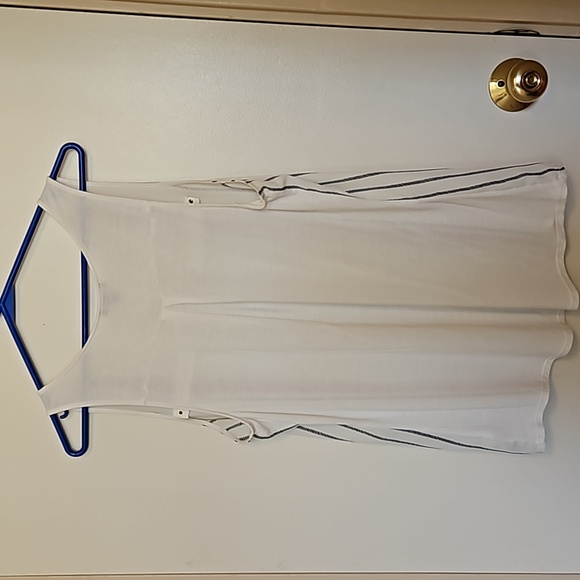 Express Ladies Sleeveless Top - Picture 3 of 6